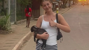 Illustration : "Cette jeune femme fraîchement diplômée part à 9000 km de chez elle pour aider des chiens errants"