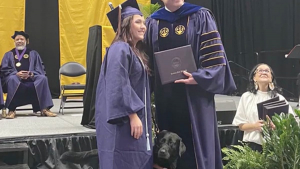 Illustration : "Lors de sa remise de diplôme, une étudiante aveugle met à l’honneur sa chienne-guide pour la remercier de son aide au quotidien (vidéo)"